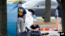 FBI điều tra hiện trường vụ xả súng bên ngoài Trung tâm Culwell Curtis ở Garland, Texas, ngày 4/5/2015.