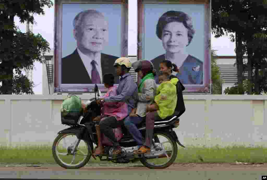 Ảnh ch&acirc;n dung của cựu quốc vương Norodom Sihanouk v&agrave; ho&agrave;ng hậu Monineath được trưng b&agrave;y ở v&ugrave;ng ngoại th&agrave;nh Phnom Penh. 15/10/2012