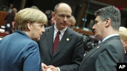 Thủ tướng Ðức Angela Merkel nói chuyện với Thủ tướng Croatia Zoran Milanovic và Thủ tướng Ý Enrico Letta tại hội nghị thượng đỉnh EU ở Brussels, Bỉ, ngày 19/12/2013.