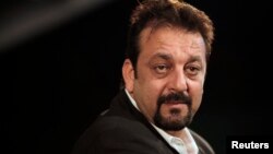 Tòa án ra lệnh cho tài tử nổi tiếng của Bollywood Sanjay Dutt phải trở lại nhà tù vì có liên hệ đến vụ tấn công