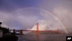 Cầu vồng bên trên Cầu Golden Gate thu hút rất nhiều du khách ở San Francisco, California. 