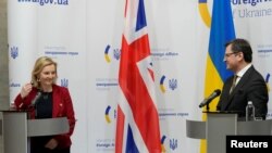 Ngoại trưởng Anh Liz Truss và Ngoại trưởng Ukraine Dmytro Kuleba họp báo sau cuộc hội đàm của họ tại Kyiv, Ukraine, ngày 17 tháng 2 năm 2022. (Ảnh tư liệu)