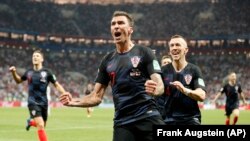 Mario Mandzukic mừng bàn thắng thứ hai trong trận bán kết hạ đội Anh tại World Cup 2018, ngày 11/7/2018.