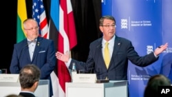 Bộ trưởng Quốc phòng Lithuania Juozas Olekas (trái) và Bộ trưởng Quốc phòng Hoa Kỳ Ashton Carter mở họp báo chung sau cuộc hội đàm ở Tallinn, Estonia, 23/6/15