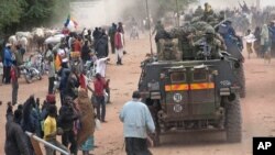 Đám đông dân chúng vui mừng khi binh sĩ Pháp đến Timbuktu, Mali, 28/1/13