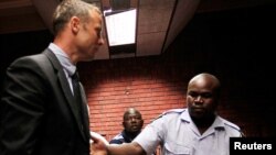 Oscar Pistorius ra tòa ở Pretoria, Nam Phi, 15/2/13