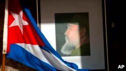 Chân dung cố Chủ tịch Cuba Fidel Castro bên lá cờ Cuba. 