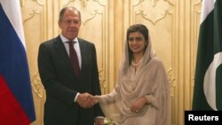 Ngoại trưởng Pakistan Hina Rabbani Khar (phải) và Ngoại trưởng Nga Sergei Lavrov 