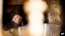 TT đắc cử Trump và chiến lược gia chính Bannon tại Mar-a-Lago, Florida., 21/12/2016 (ảnh tư liệu)