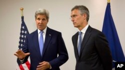 Ngoại trưởng Mỹ John Kerry (trái) gặp Tổng thư ký NATO Jens Stolenberg tại trụ sở NATO ở Brussels, Bỉ, ngày 27 tháng 6 năm 2016.