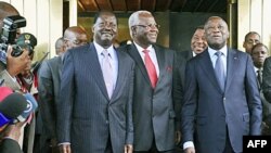 Tổng thống Sierra Leone Ernest Bai Koroma (giữa), và Thủ tướng Kenya Raila Odinga (trái) đến Côte d'Ivoire để thương thảo với Tổng thống Laurent Gbagbo (phải)