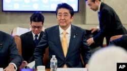 Thủ tướng Nhật Bản Shinzo Abe trong cuộc gặp với lãnh đạo Phòng Thương mại Hoa Kỳ tại thủ đô Washington, ngày 10/2/2017.