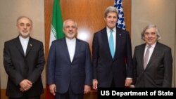 Ngoại trưởng Hoa Kỳ John Kerry, Ngoại trưởng Iran Mohammad Javad Zarif, người đứng đầu ngành hạt nhân của Iran Ali Akbar Salehi và Bộ trưởng Năng lượng Hoa Kỳ Ernest Moniz trước cuộc họp tại Thụy Sĩ.