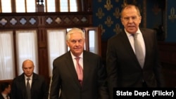 Ngoại Trưởng Nga Sergei Lavrov (bên phải) và Ngoại Trưởng Hoa Kỳ Rex Tillerson tại Moscow, Nga, ngày 12/04/2017.