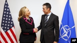 Tổng thư ký NATO Anders Fogh Rasmussen và Ngoại trưởng Mỹ Hillary Rodham Clinton tại trụ sở NATO ở Brussels, ngày 4/12/2012.