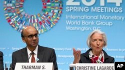 Tổng Giám đốc IMF Christine Lagarde vào Bộ trưởng Tài chánh Singapore Tharman Shanmugaratnam tại cuộc họp báo ở Washington, ngày 12/4/2014. 