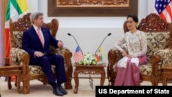 Ngoại trưởng Hoa Kỳ John Kerry và Bộ trưởng Ngoại giao Myanmar Aung San Suu Kyi tại Naypyitaw, ngày 22/5/2016.