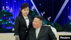 Ông Kim Jong un trong buổi lễ kỷ niệm 75 năm thành lập Quân đội nhân dân Triều Tiên