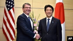 Bộ trưởng Quốc phòng Mỹ Ashton Carter và Thủ tướng Nhật Bản Shinzo Abe tại Tokyo, ngày 8/4/2015.