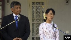 Nhà lãnh đạo đấu tranh cho dân chủ Miến Điện Aung San Suu Kyi (phải) và Tổng thư ký ASEAN Surin Pitsuwan mở cuộc họp báo chung sau cuộc họp tại tư gia của bà ở Rangoon