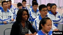 Ðệ nhất Phu nhân Michelle Obama đến thăm một trường trung học ở tỉnh Tứ Xuyên, tây nam Trung Quốc, ngày 25/3/2014.