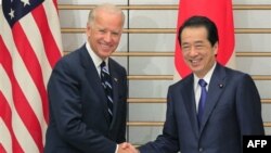 Phó Tổng thống Mỹ Joe Biden (trái) được Thủ tướng Nhật Bản Naoto Kan đón tiếp tại Tokyo, ngày 23/8/2011