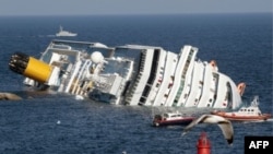 Tàu du lịch Costa Concordia gặp nạn gần đảo Giglio, Italia, ở một nơi chỉ cách bờ biển Italia vài trăm thước, ngày 14 tháng 1, 2012