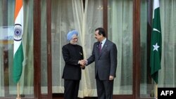 Thủ tướng Ấn Ðộ Manmohan Singh (trái) và Thủ tướng Pakistan Yousuf Raza Gilani đã mở cuộc thảo luận bên lề hội nghị thượng đỉnh ở Bhutan