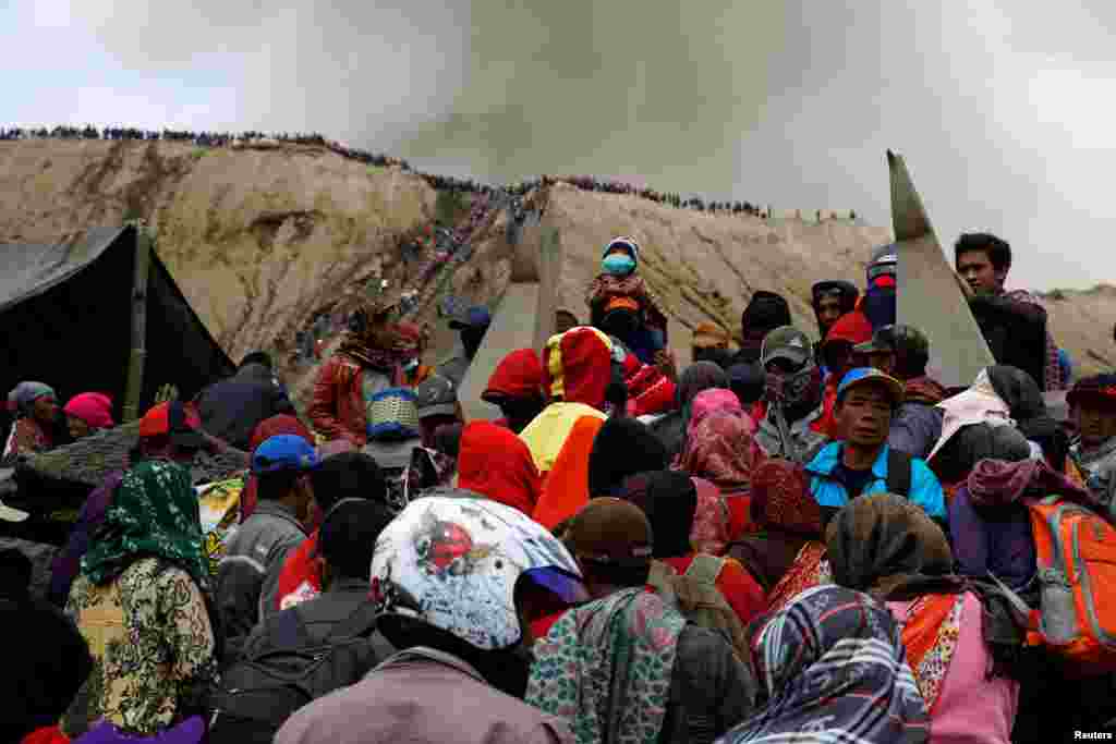 Núi Bromo phun tro trong lúc dân làng Hindu và du khách tập trung trước buổi lễ Kasada với tập tục ném đồ cúng tế vào miệng núi lửa. Hình chụp tại Probolinggo, Indonesia. &nbsp;