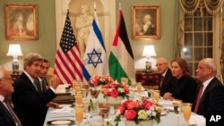 Ngoại trưởng John Kerry trong cuộc họp với trưởng đoàn đàm phán Israel Tzipi Livni và trưởng đoàn đàm phán Palestine Saeb Erekat tại Washington, ngày 29/7/2013.