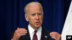 Phó Tổng thống Joe Biden cân nhắc khả năng tham gia cuộc đua giữa lúc các khảo sát chính trị cho thấy tỉ lệ ủng hộ bà Clinton sụt giảm.