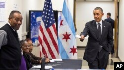 Tổng thống Mỹ Barack Obama đi bỏ phiếu sớm ở Trung tâm Dịch vụ cộng đồng Martin Luther King ở Chicago, ngày 20/10/2014.