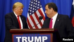 Ứng cử viên tổng thống Mỹ của đảng Cộng hòa Donald Trump và Thống đốc bang New Jersey Chris Christie (phải) tại Fort Worth, Texas, ngày 26/2/ 2016. 