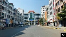 Đường vào trạm xe điện ở Mandalay, Myanmar, vắng bóng người vào ngày 1/2/2022.