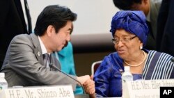 Thủ tướng Nhật Bản Shinzo Abe bắt tay Tổng thống Liberia Ellen Johnson Sirleaf tại hội nghị quốc tế ba ngày bàn về Châu Phi diễn ra tại thành phố Yokohama, ngày 2/6/2013.