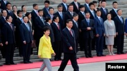 Tổng thống Nam Triều Tiên Park Geun-Hye và Chủ tịch Trung Quốc Tập Cận Bình duyệt hàng quân danh dự tại Sảnh đường Nhân dân ở Bắc Kinh, ngày 27/6/2013.