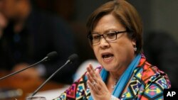 Thượng nghị sĩ đối lập Leila De Lima phát biểu tại thượng viện Philippines một ngày trước khi bị tước bỏ chức chủ tịch Ủy ban Tư pháp và Nhân quyền, ngày 20/9/2016.