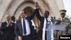 Tổng thống Pháp Francois Hollande và Tổng thống lâm thời Mali Dioncounda Traore tại Bamako, ngày 2/2/2013.