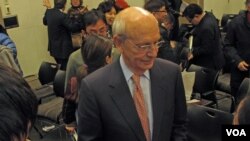 Thẩm phán Tối Cao Pháp viện Hoa Kỳ Stephen Breyer nói chuyện với các nhà báo 