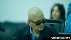 Ông Nuon Chea đang lắng nghe các luận cứ biện hộ kết thúc phiên tòa, 16/10/13