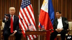 Tổng thống Mỹ Donald Trump trong cuộc gặp với người đồng nhiệm Philippines Rodrigo Duterte. 