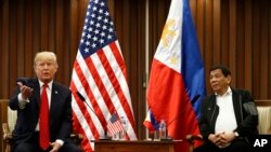 Tổng thống Hoa Kỳ Donald Trump và Tổng thống Philippines Rodrigo Duterte trại Manila, ngày 13/11/2017.