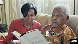 Ðệ nhất Phu nhân Hoa Kỳ Michelle Obama và cựu Tổng thống Nam Phi Nelson Mandela tại Houghton, Nam Phi, ngày 21/6/2011