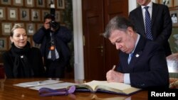 Khôi nguyên Nobel Hòa bình Tổng thống Colombia Juan Manuel Santos ký một giao thức tại Viện Nobel Na Uy, Oslo, Na Uy.