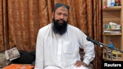 Thủ lãnh của nhóm Lashkar-e-Jhangvi (LEJ) Malik Ishaq nói trong một cuộc phỏng vấn với Reuters tại nhà riêng ở Rahim Yar Khan ở miền nam tỉnh Punjab hồi tháng 10/2012.