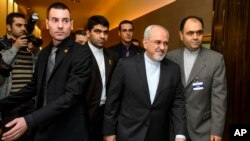 Ngoại trưởng Iran Mohammad Javad Zarif, thứ hai bên phải, đến đàm phán về chương trình hạt nhân của nước này tại Geneva, 22/11/2013