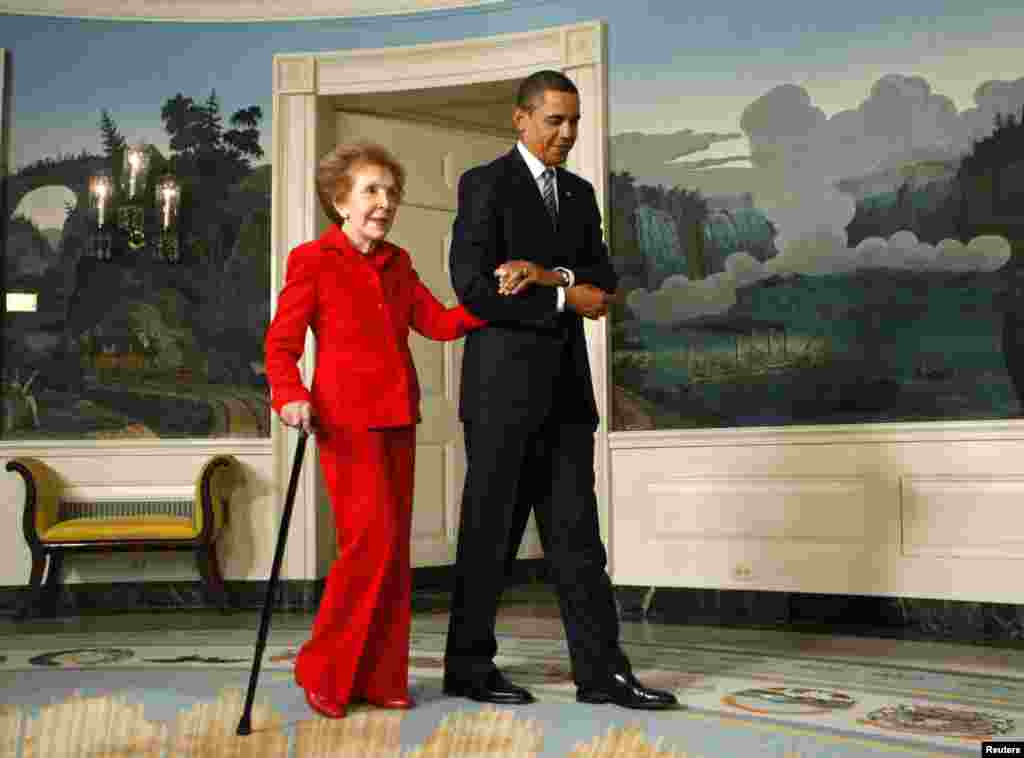 Tổng thống Barack Obama dìu cựu Đệ nhất Phu nhân Nancy Reagan đến dự buổi lễ ký ban hành một đạo luật mang tên chồng bà tại Tòa Bạch Ốc, ngày 2 tháng 6, 2009.