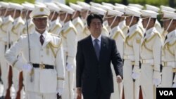 Thủ tướng Nhật Bản Shinzo Abe ra lệnh xem xét lại chính sách quốc phòng sau khi lên nắm quyền.