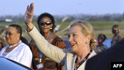 Ngoại trưởng Mỹ Hillary Clinton vẫy chào khi đến Sân bay quốc tế Julius Nyerere ở Dar es Salaam, Tanzania, 11/6/2011