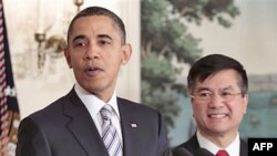 Tổng thống Obama (trái) loan báo việc bổ nhiệm ông Gary Locke